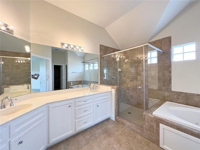 Building Photo - Modern tri-level 3 bed/ 2.5 bath