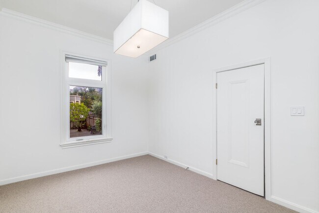 Building Photo - Noe Valley: Top Floor 2 bed 1 ba Condo w/ Finished Attic, Tandem Parking, W/D In-Unit, and Shared...
