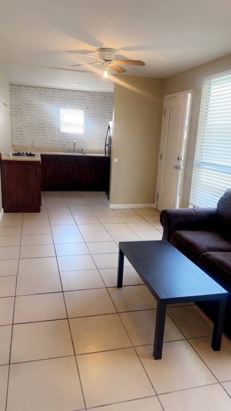 Building Photo - 10842 Knollwood Dr