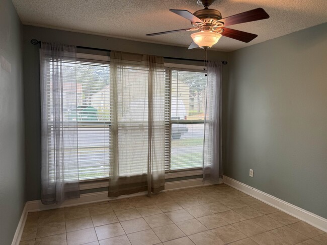 Building Photo - 2000 Greens Blvd