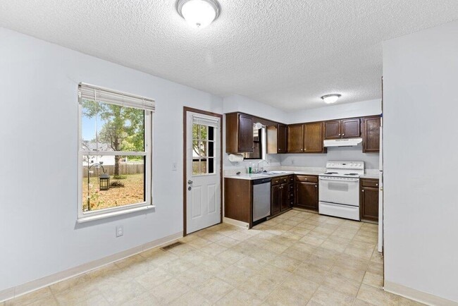 Building Photo - 1690 Watertower Dr