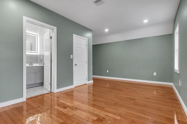 Building Photo - 11 Brett St