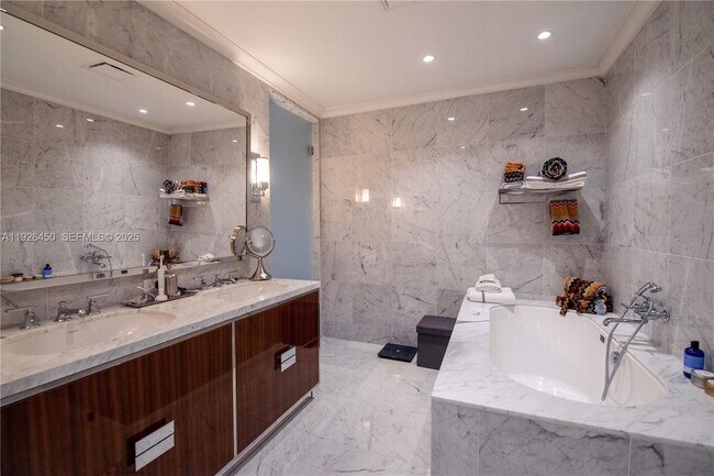 Building Photo - 15701 Collins Ave