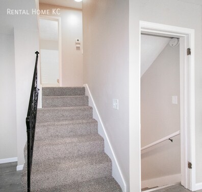 Building Photo - Roomy 3-bed 2-bath Duplex w/Fin Lower Leve...