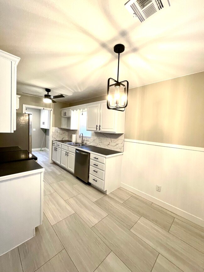 Kitchen - 2427 W Casado St