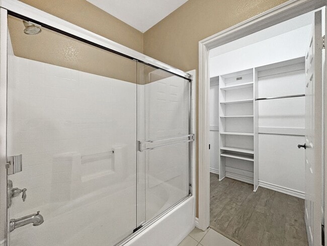Building Photo - Stunning 2BD/2BA Condo in La Jolla W/ W/D,...