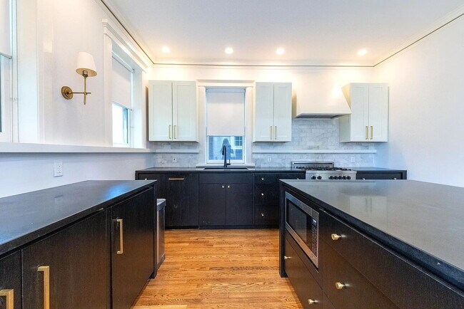 Building Photo - Gorgeous U-City Pershing Ave 4 bedroom/3 bath GEM - Fully Furnished with CLASS AND ELEGANCE - Mus...