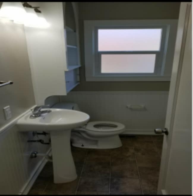 Building Photo - Lovely 2 Bed/2 Bath Home