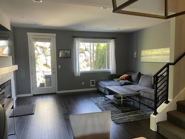 Building Photo - Beautiful Bothell Townhome