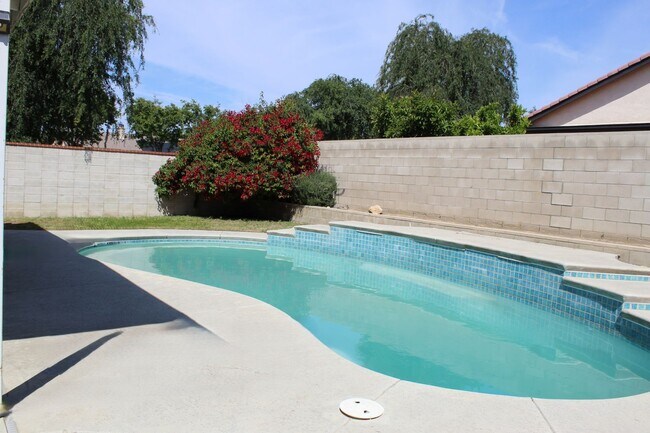 Building Photo - North West Home with Solar and Pool for Rent