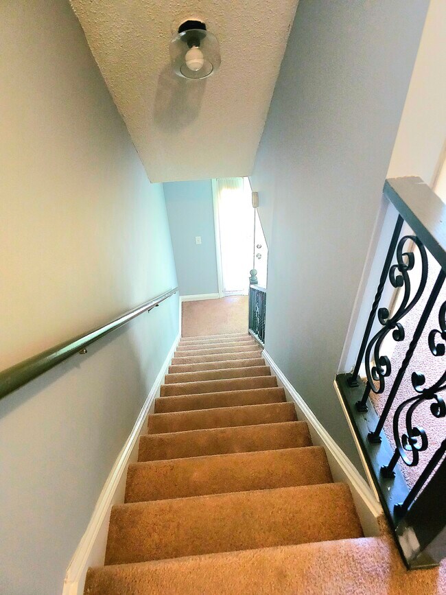 Building Photo - 975 Surry Ln