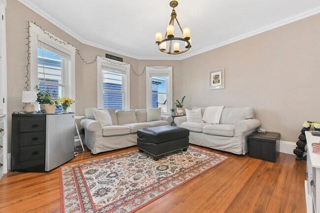 Building Photo - 257 E Cottage St