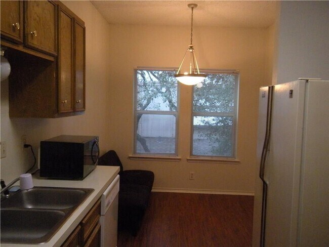 Building Photo - Winchester on West Campus - Huge 2Bd /2Ba - W/D - Reserved Parking - Fireplace - $1600