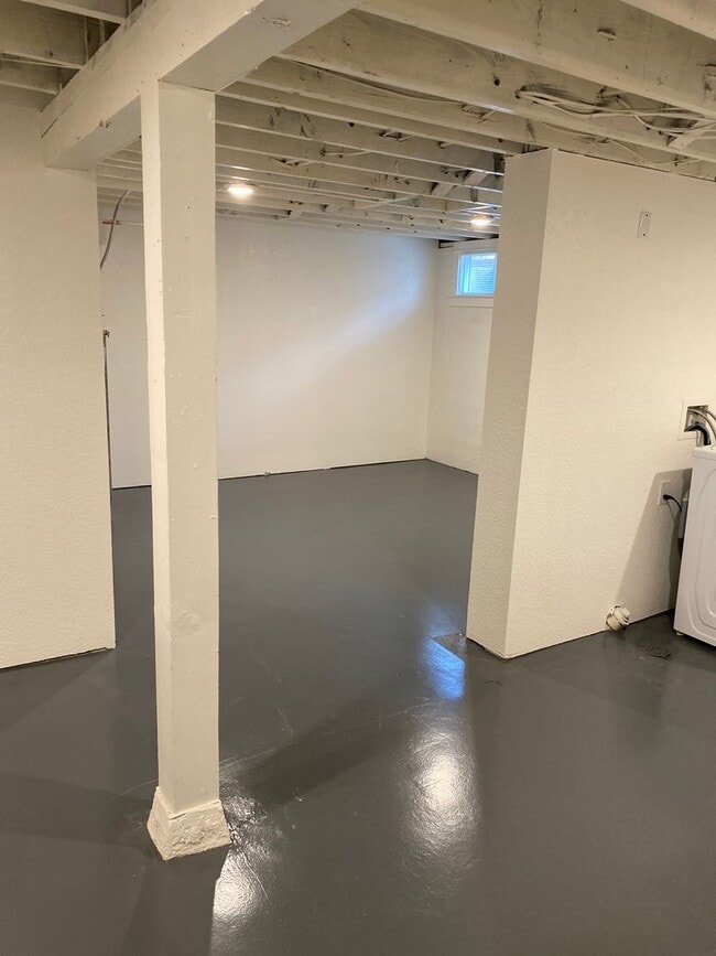 Building Photo - New Modern Remodel Hot Alberta Arts Spacio...