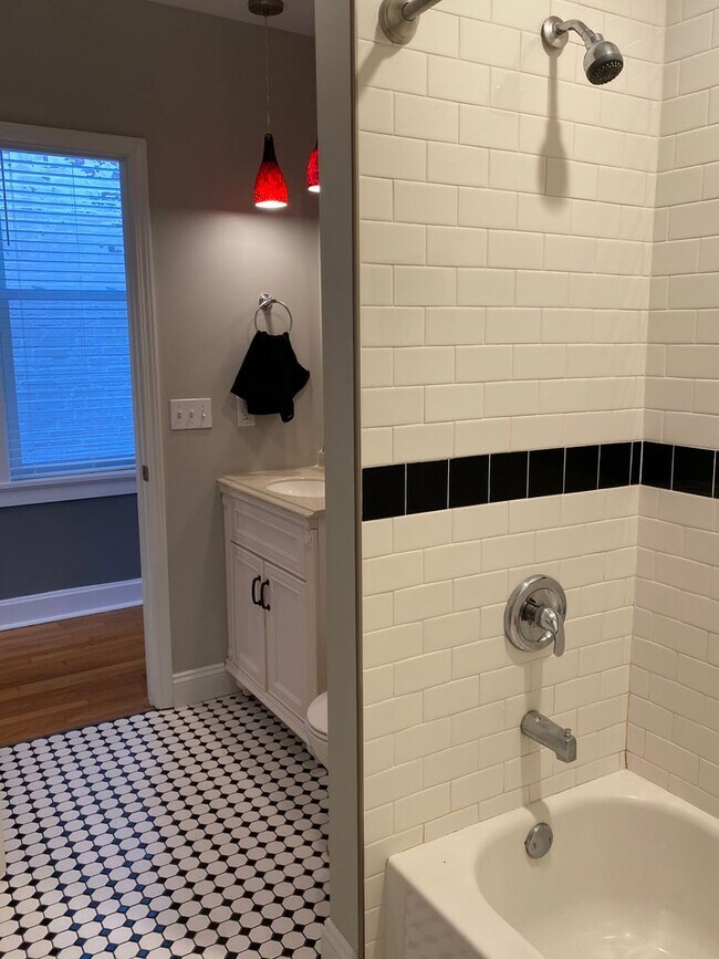 Building Photo - Renovated Hill Home for Rent!