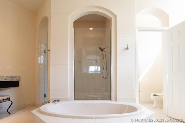 Building Photo - 10240 Blue Heron Cove