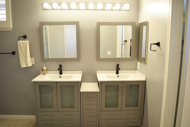 Building Photo - 1144 Corte Riviera