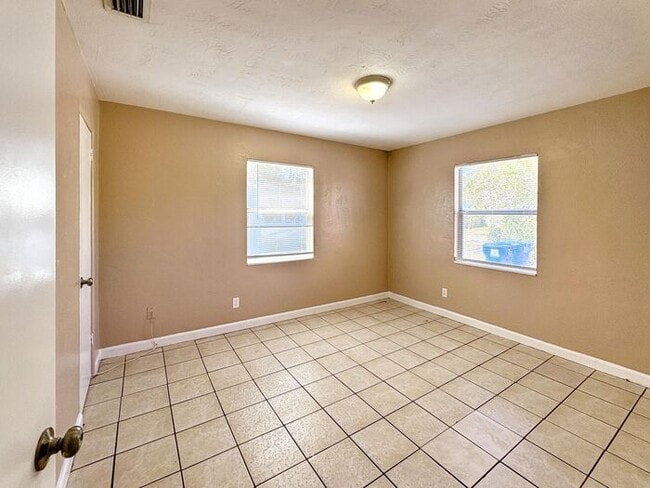 Building Photo - Charming 2-Bedroom Home in St. Petersburg'...