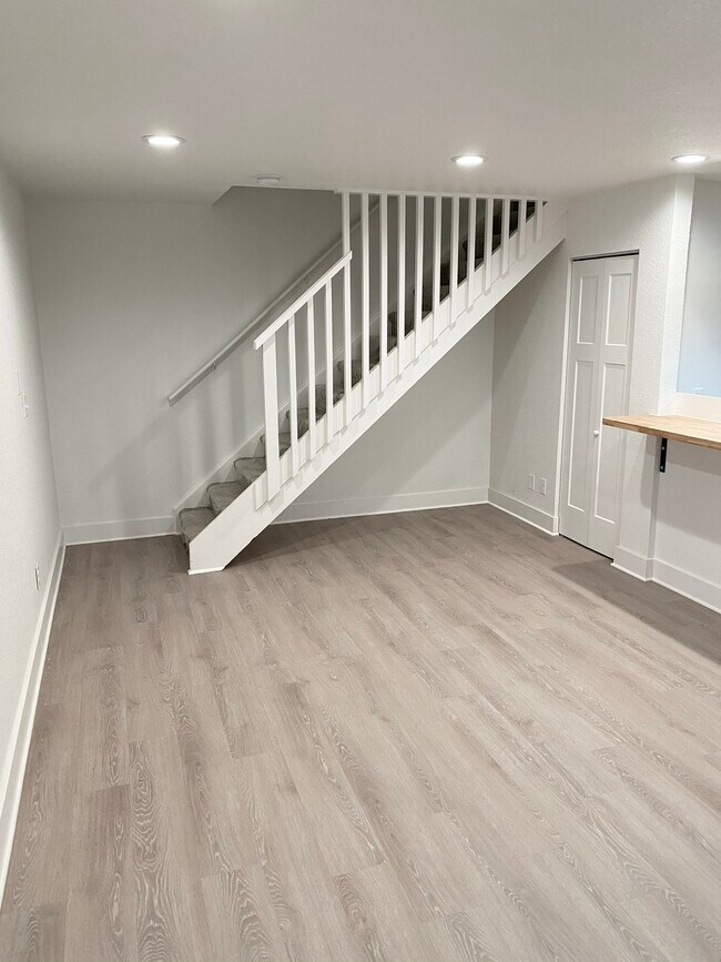 Building Photo - 5062 Amy Dr