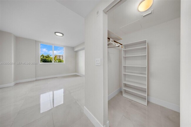 Building Photo - 2775 NE 187th St