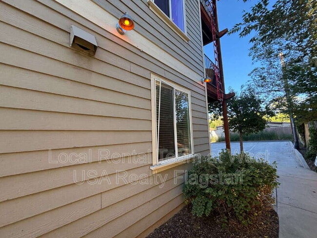 Building Photo - 522 S Fountaine St
