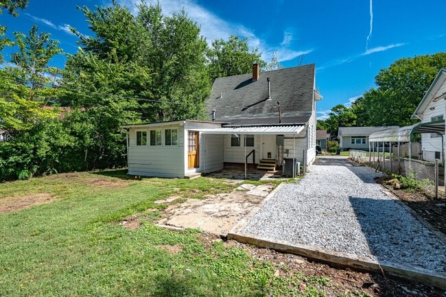 Building Photo - COLLEGE PRE-LEASING