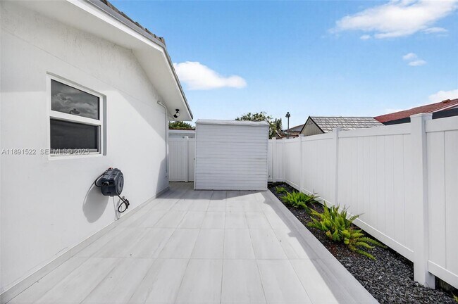 Building Photo - 13280 SW 39th Terrace