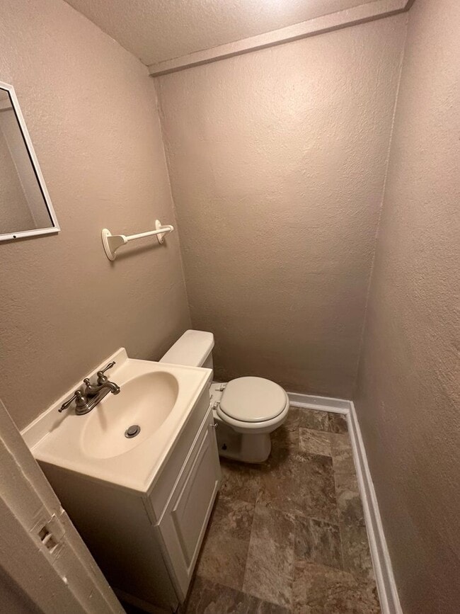Building Photo - One bedroom, one and half bathroom, pet fr...