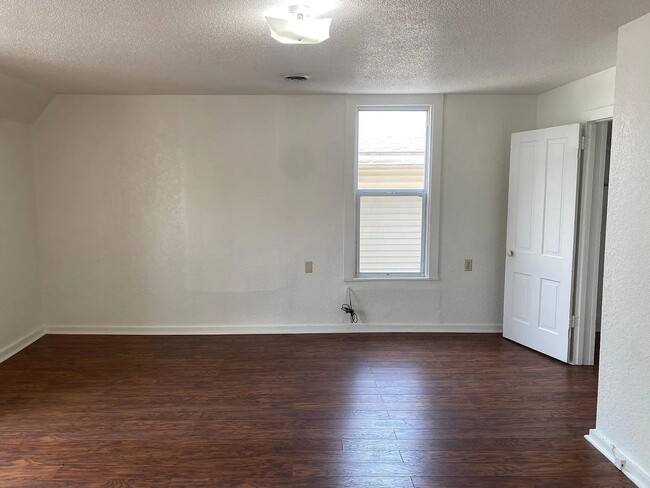 Building Photo - 404 S Marion St