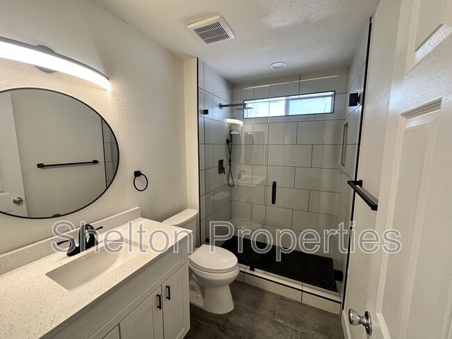 Building Photo - 10806 W Camelot Cir
