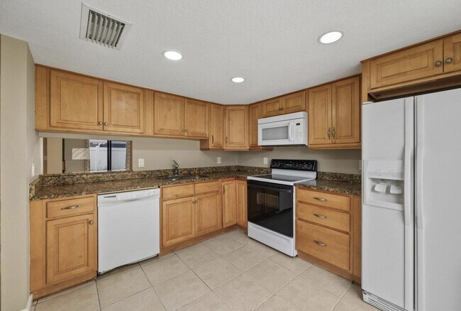 Building Photo - 402 Lakewood Ct