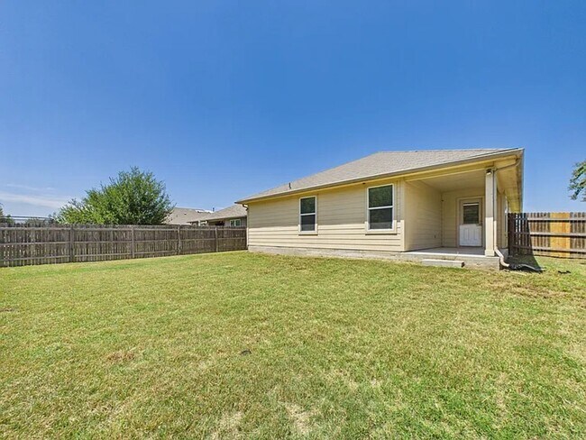Building Photo - Spacious one-level home in Glenwood!
