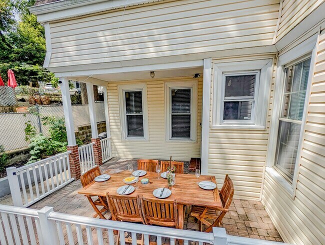 Building Photo - 15 Rosseter St