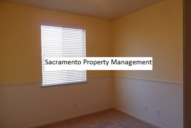 Building Photo - Woodcreek Oaks home - three bedroom