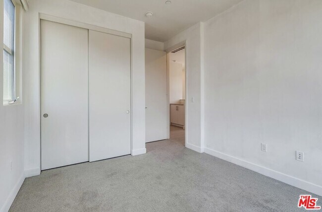 Building Photo - 2700 E Chaucer St
