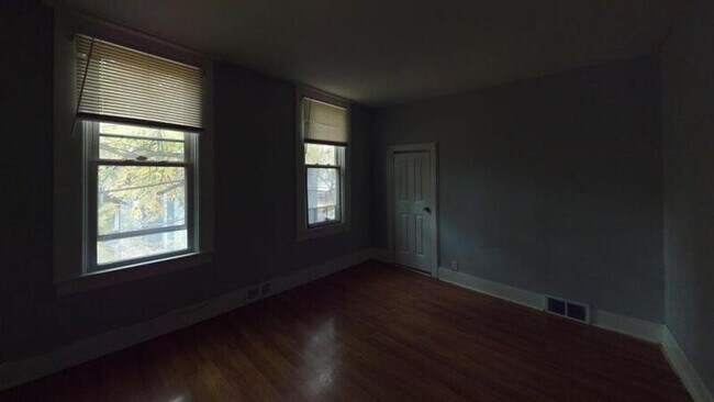 Building Photo - 10 Locust St