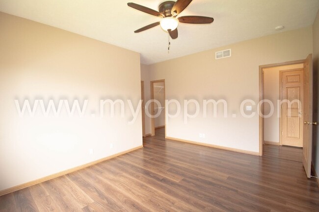 Building Photo - spacious 4-bedroom, 3-bathroom