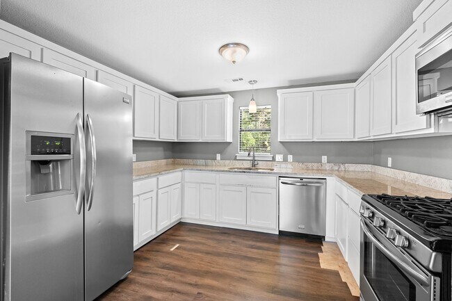 Building Photo - Beautiful home located in the heart of Fayetteville