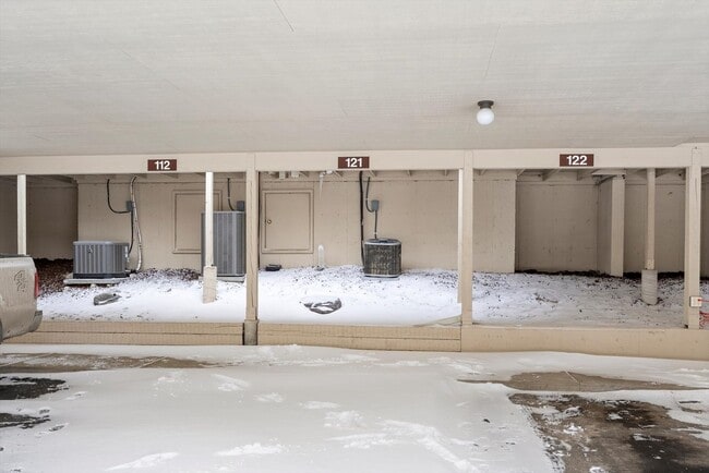 Building Photo - Charming Fully-Furnished Condo for Rent in...