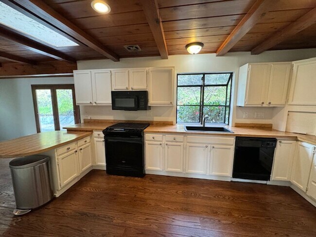 Building Photo - Wonderful 2 story home in Orinda