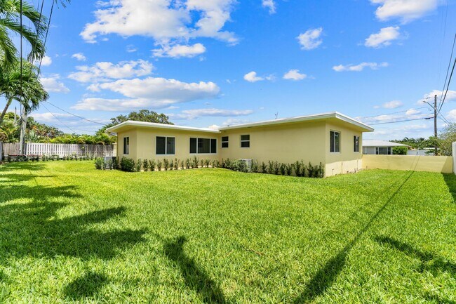 Building Photo - 7531 Edgewater Cir