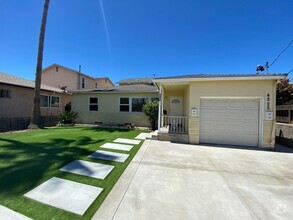 Building Photo - Huge 6BD/3BA on 63rd!