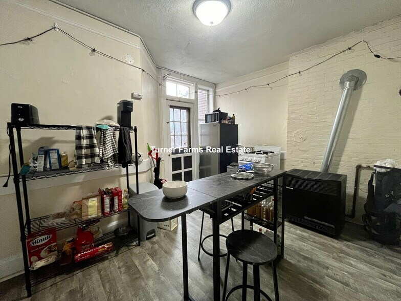 Primary Photo - 168 Endicott St