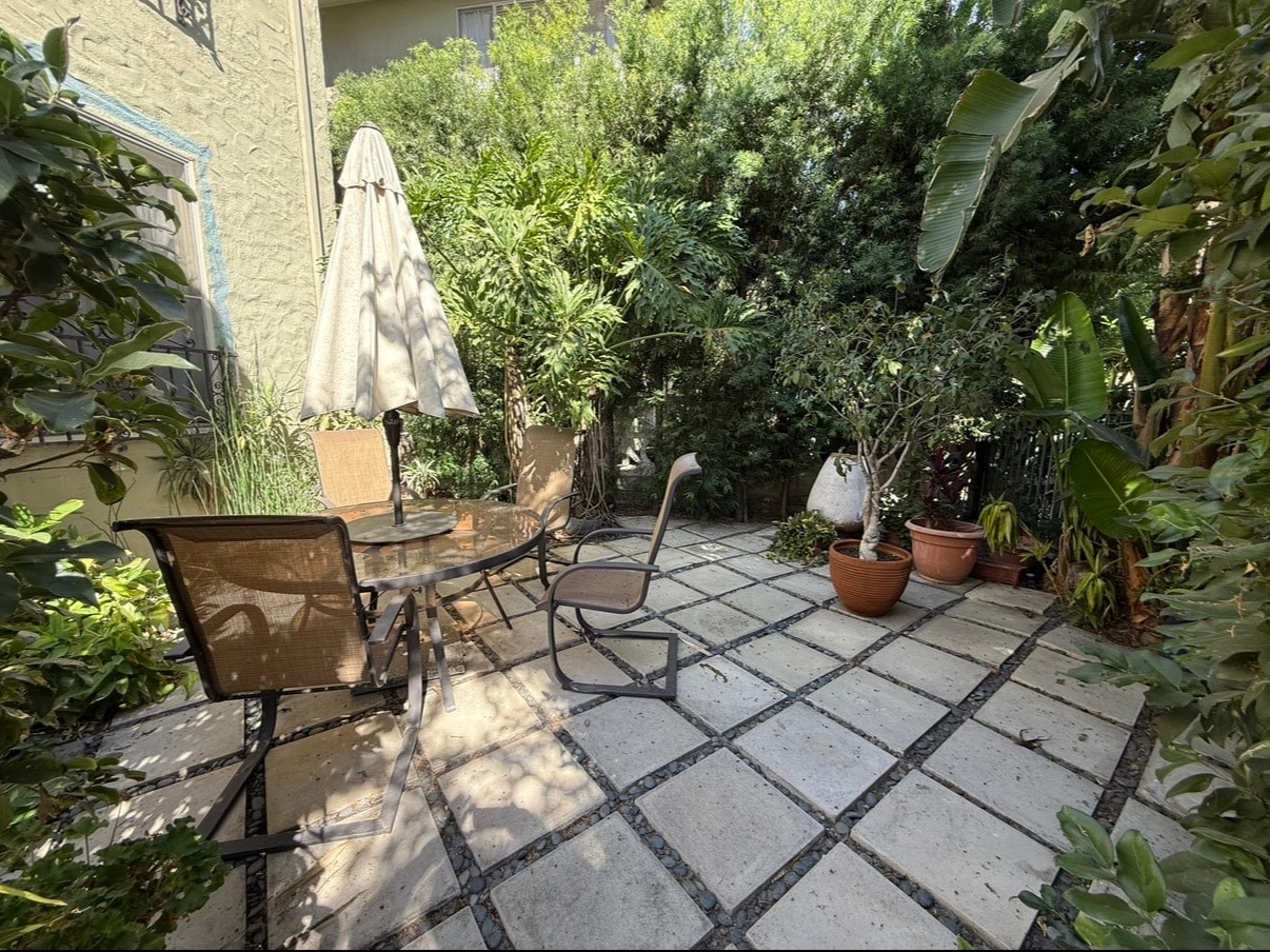left patio and seating - 1119 Hacienda Pl
