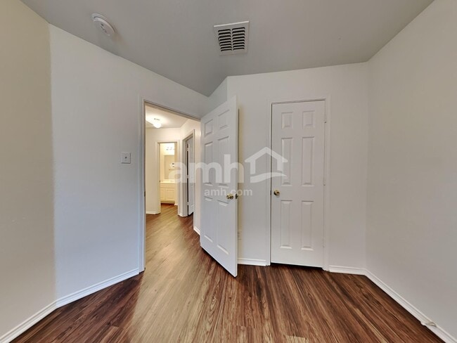 Building Photo - 1305 Hennessey Ct