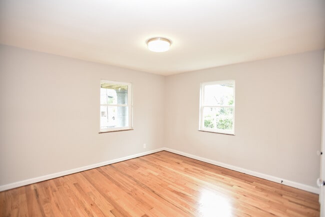 Building Photo - Zinsle Flats