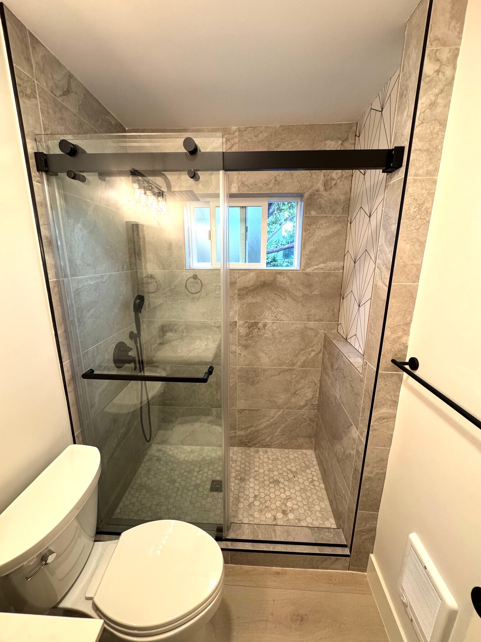 Building Photo - 603 Woodside Way