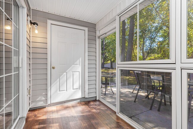 Building Photo - Townhome in The Market Common!
