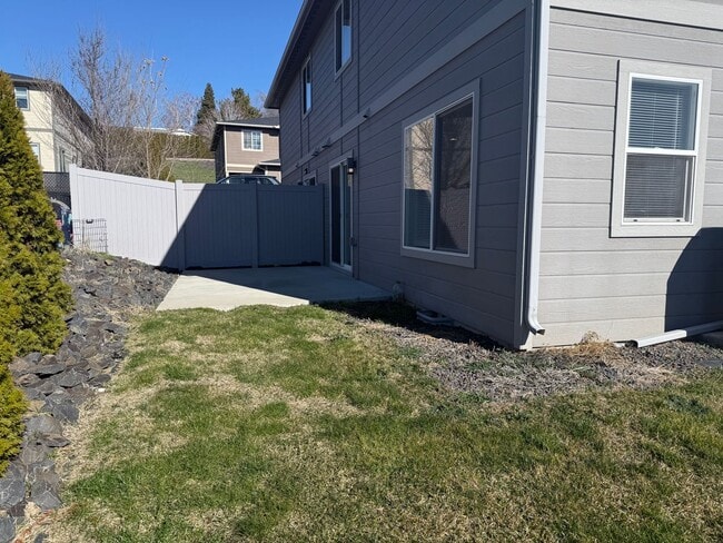 Building Photo - Stunning 4 Bedroom Townhome - $500 SPECIAL MOVE IN CREDIT