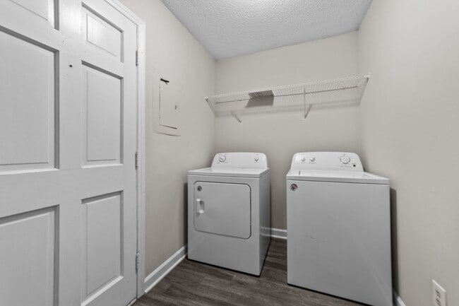 Building Photo - Updated Two Bedroom near Downtown Smithfie...